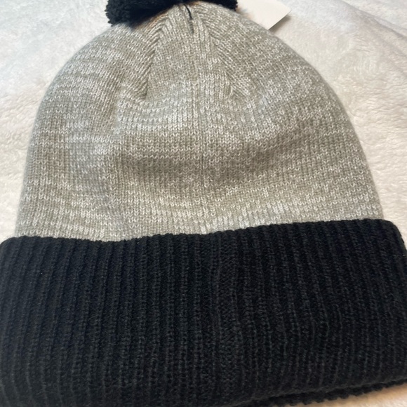 Atlanta Falcons Adult Beanie With Pom - Picture 7 of 7